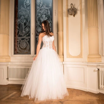 Ball gown wedding dress